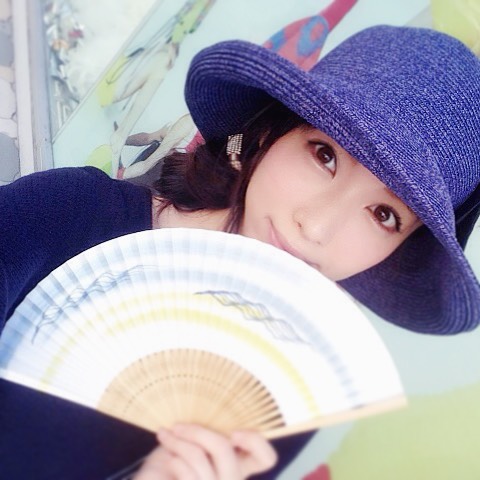 瀬戸早妃 暑い夏には 日本人 らしく 扇子 お扇子 京扇子 Kyoto 京都の風 とっても良い香り Japanese Me Hot Cool Moe Zine