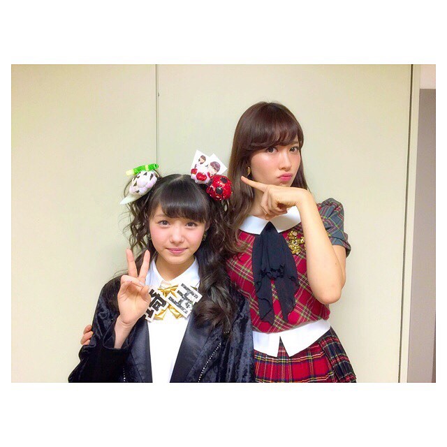 小嶋陽菜 みおりんが私の写真が付いた髪飾りをつけてくれてる 各地の名物とかが付いてるんだけどなんで私こんなヘッドドレス作るakb衣装部すごいなー 市川美織 レモンちゃん Moe Zine