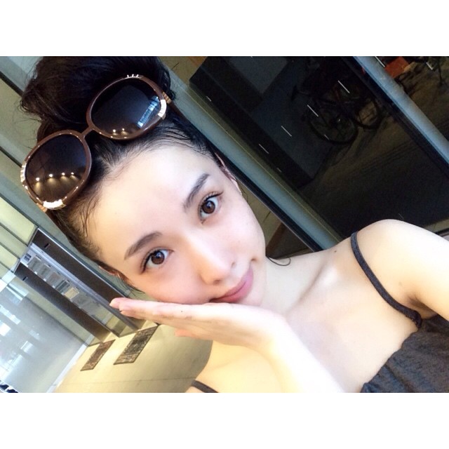 瀬戸早妃 ヨガのあとのすっぴん 肌がいいかんじ 歯痛のポーズw 小顔を狙ったw 撮影いってきまーす Betterskinafteryoga Moe Zine