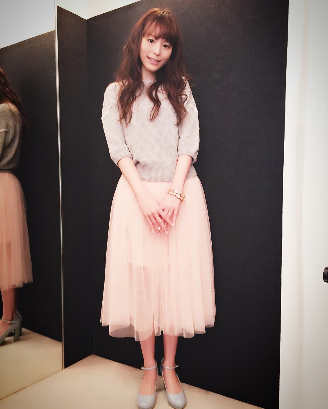 平野綾 今日は エドウィン ドルードの謎 でウレぴあさんの取材でした 衣装は トップスのニットがcrisp スカートがasknowas パンプスがesperanza Moe Zine