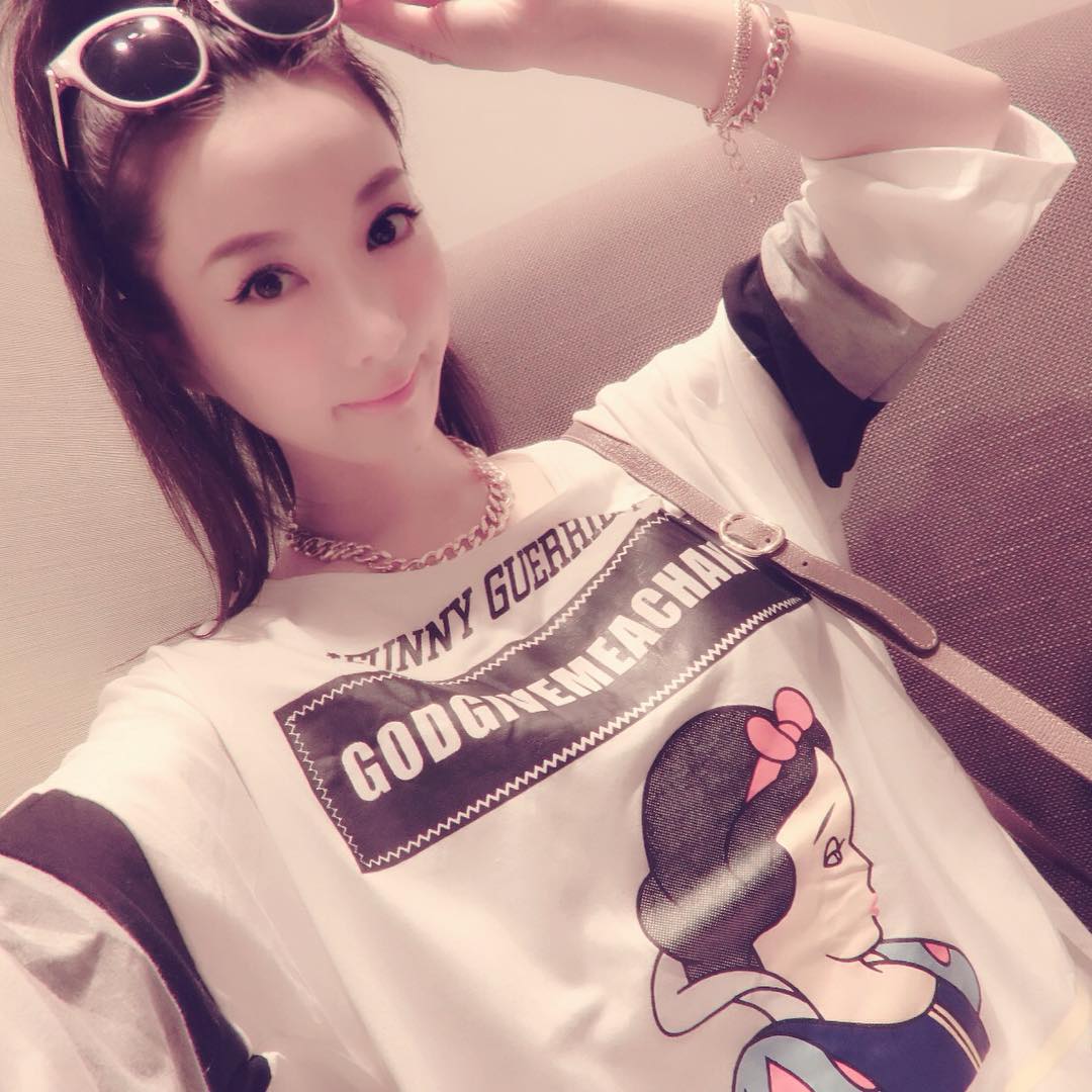 瀬戸早妃 おニューのｔシャツだよ ビッグサイズ Tシャツ 白雪姫 Socute New Tshirt Korean Koreanfashion Oot Moe Zine