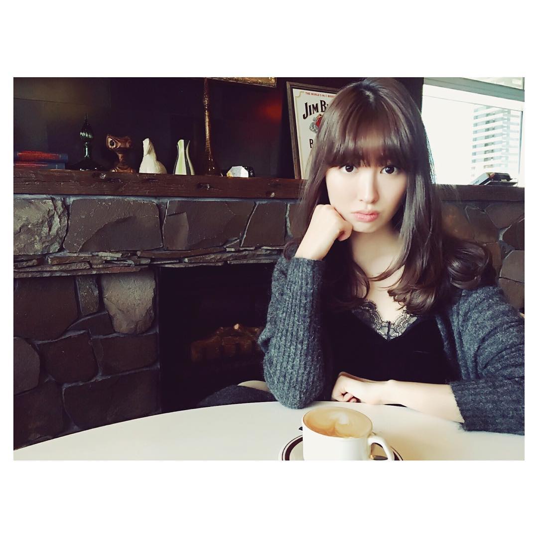 小嶋陽菜 はやく撮影がおわったので次の撮影までお茶河北おじさんひとりでずっとしゃべってるー Moe Zine