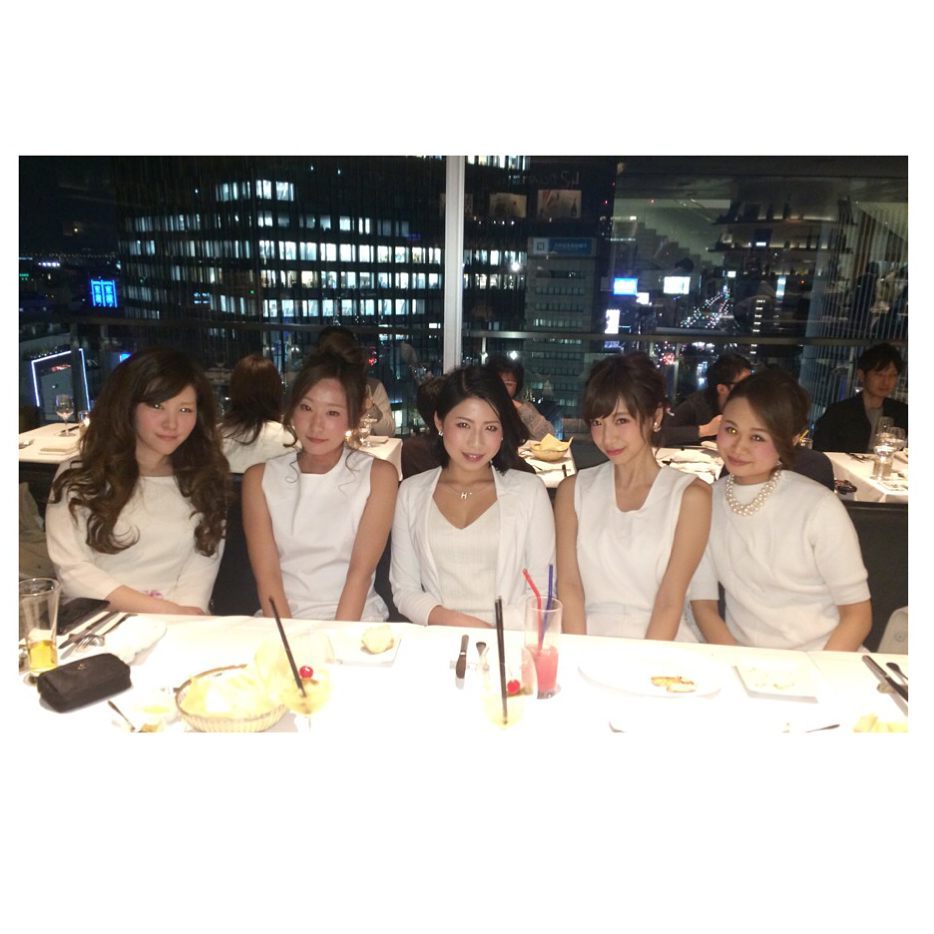 星島沙也加 久々の大好きな大学の友達達と女子会今日の夜は長い予定 ドレスコードは ホワイト Moe Zine