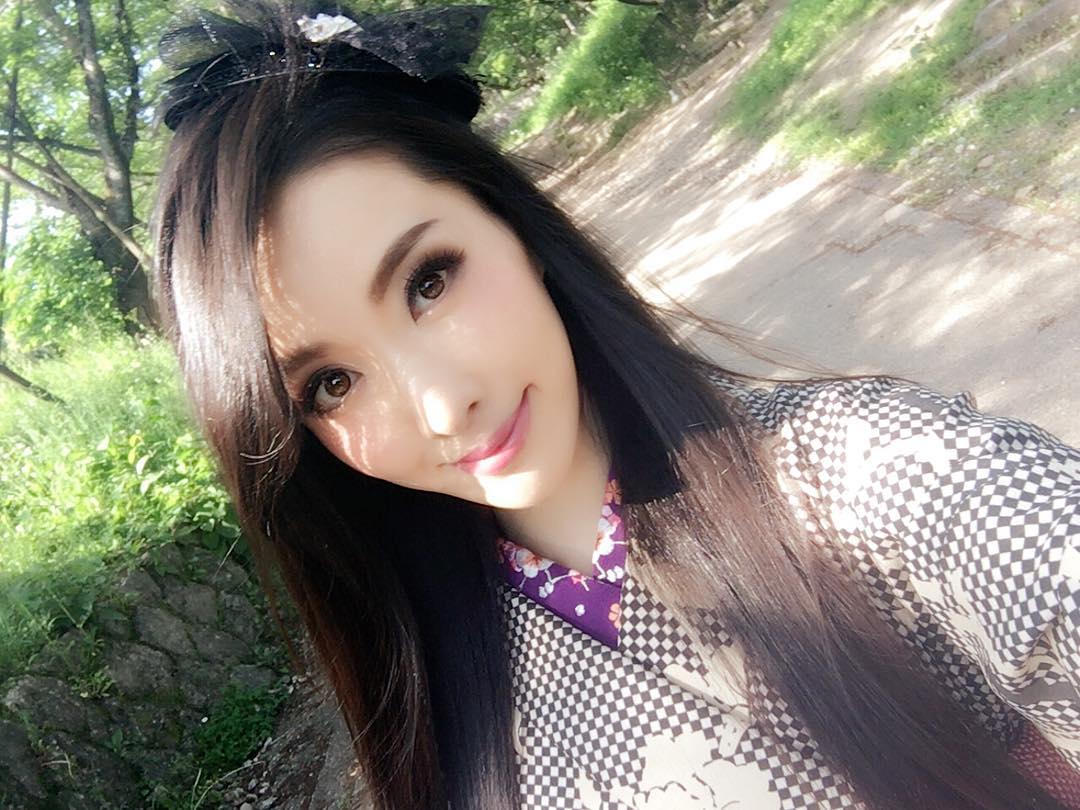 瀬戸早妃 新緑 モダン着物 ロングヘアはおろしてます お着物でおろしは珍しいかな Kimono Green Spring Walking Longhai Moe Zine