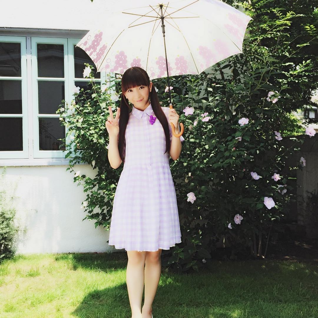 堀江由衣 6月のカレンダーの衣装です 今年のカレンダーは果物シリーズで 今月は葡萄をイメージしていまーす 葡萄好き スクールカレンダー16 発売中です くわしく Moe Zine