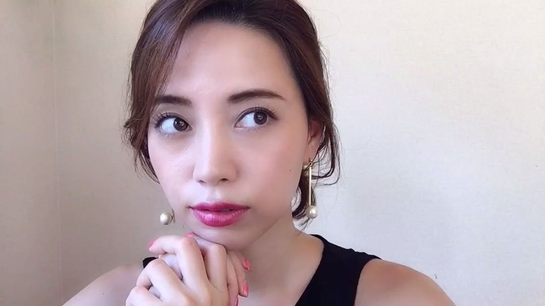 @佐藤優里亜: ボブでも出来るゆるっとまとめ髪 HOW TO
・
全体をコテでランダムに巻き
VO5を揉みこむ
アレンジする前に霧タイプのスタイリング剤を使うと崩れにくいのにく…