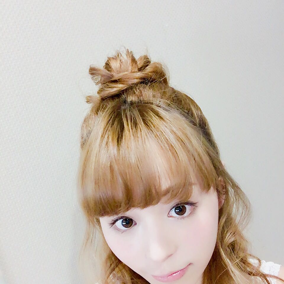 平野綾 今日のliveの髪型は ゆる巻きハーフアップのお団子でした このくらいの色だとこういうスタイリングが合うから好き 今日のことブログにupするので ちょっと待って Moe Zine