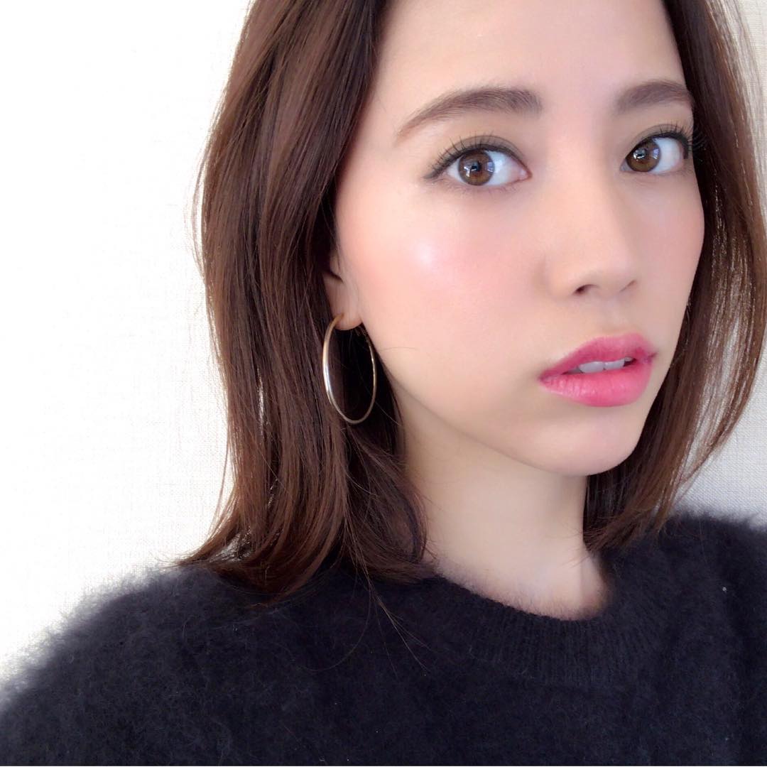 佐藤優里亜 今年もあと少しですね Youtubeに16年ベストコスメの動画をアップしました 普段使いしているわたしの一番のお気に入りアイテムを使ってフルメイクを Moe Zine