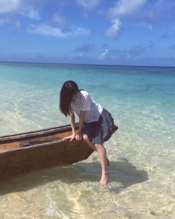 齋藤飛鳥 ひとがいない浜辺 どこまでも続く青 寄せる波となびく髪 潮騒 齋藤飛鳥 木船 ゆらり マイナスイオン あしゅ Moe Zine