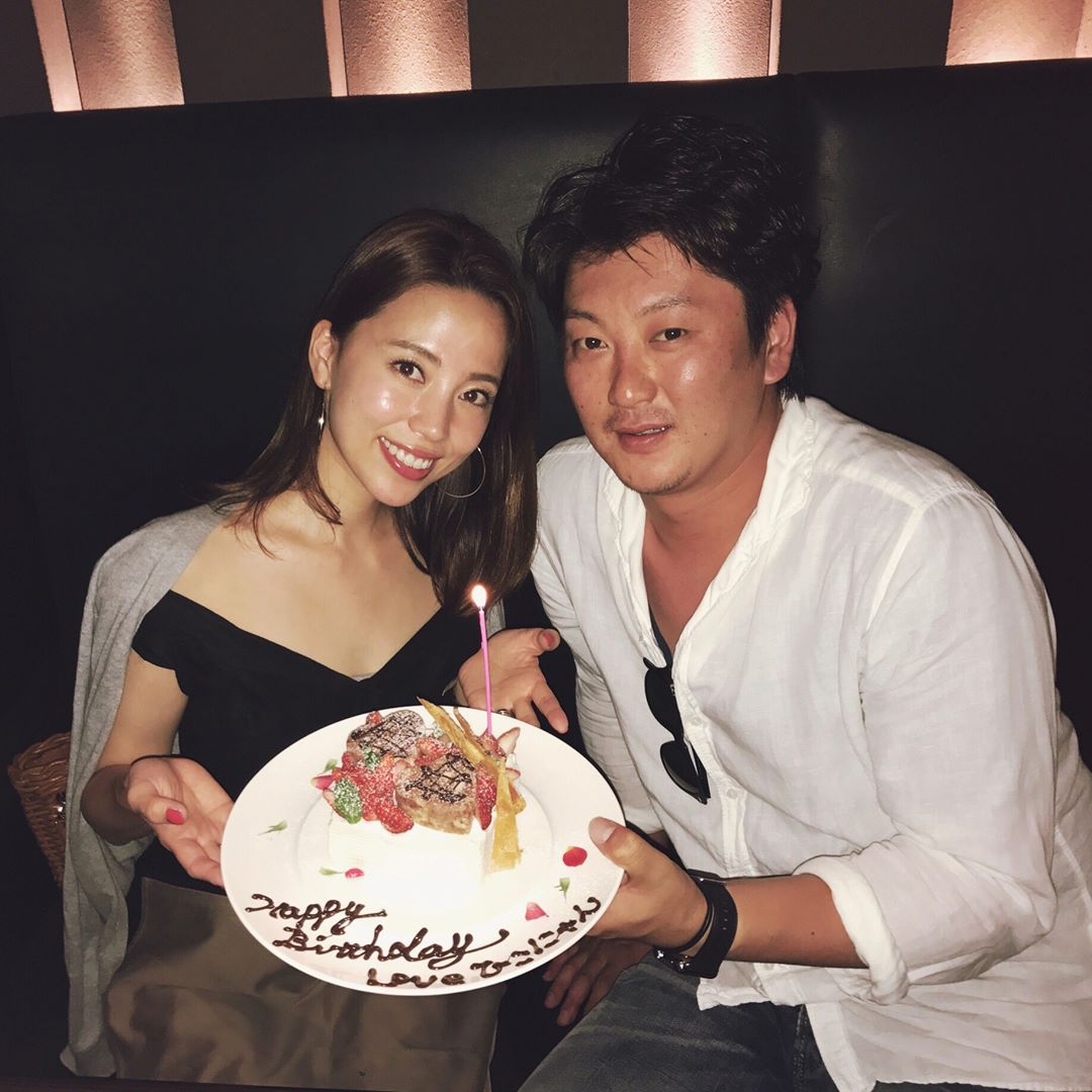 佐藤優里亜 主人の誕生日が近かったので２人でデート 姉夫婦お気に入りのお店で２人からサプライズケーキ出してもらって 素敵な空間に似合わないふざけたプレートで 毎年お Moe Zine