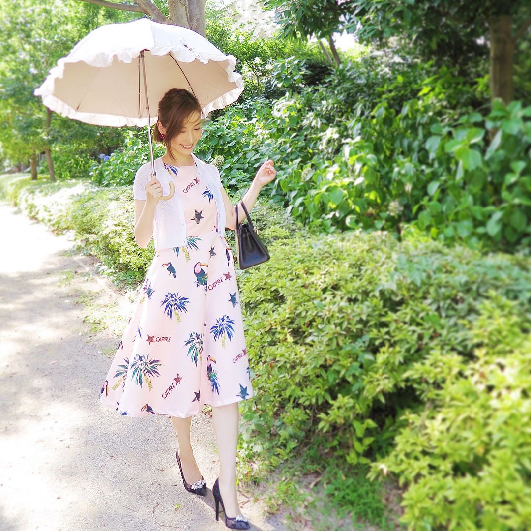 瀬戸早妃 先ほどのカプリ柄ワンピースに ショート丈のカーディガンを合わせました こちらのカーディガンは薄手の素材で ワンピース に合わせるとスカートが綺麗に見える丈とシルエ Moe Zine