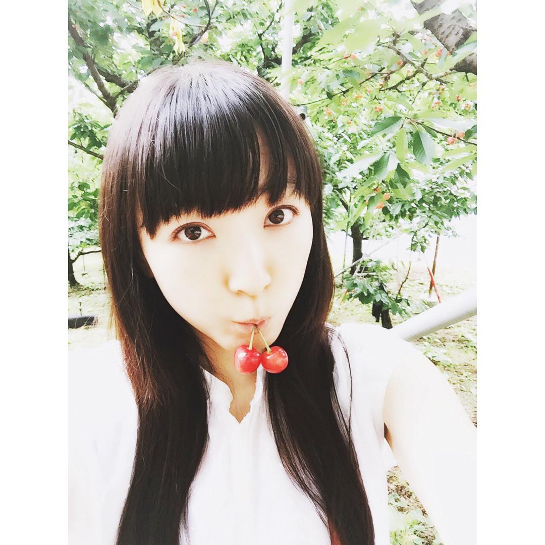 堀江由衣 彼女がめちゃめちゃサクランボ食べてる！ …に使っていいよ（笑） さくらんぼ狩りの時の写真です♪ 楽しかったし、美味しかったです♪