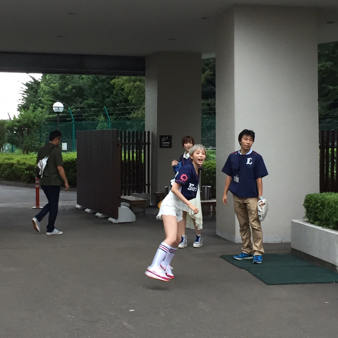 平野綾 始球式前にキャッチボールの練習をしましたが、どうしてもへなちょこボールになっちゃう フォームだけ見ると投げれそうなんだけど(笑
