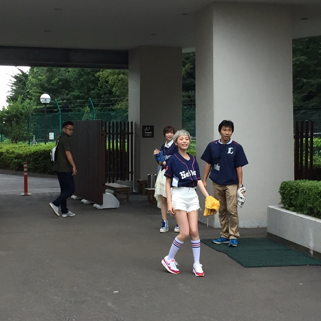 平野綾 始球式前にキャッチボールの練習をしましたが、どうしてもへなちょこボールになっちゃう フォームだけ見ると投げれそうなんだけど(笑