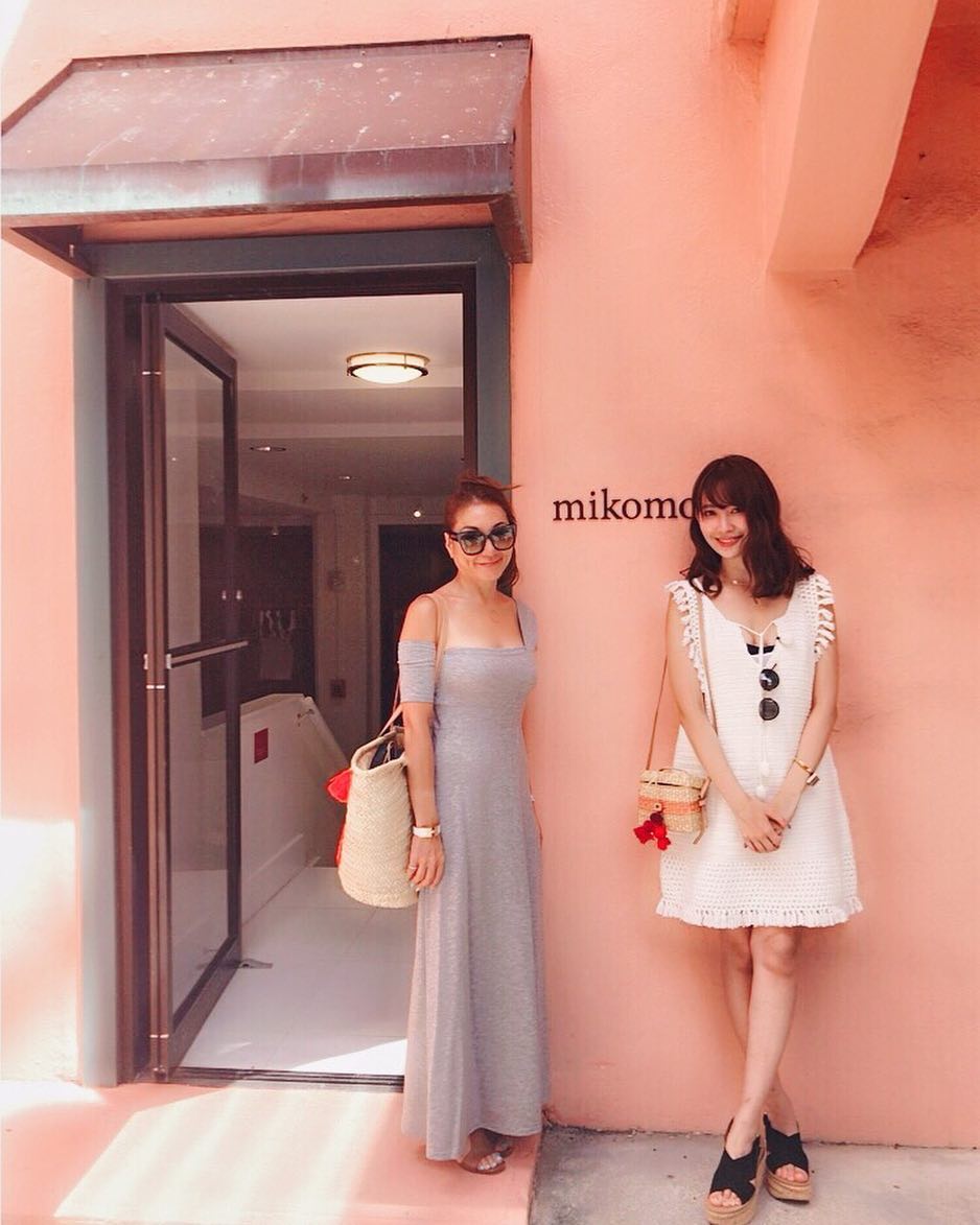 小嶋陽菜 マキさんとmikomoriにいってきたよ偶然私服で私たちが着ているのもmikomoriのお洋服 Moe Zine