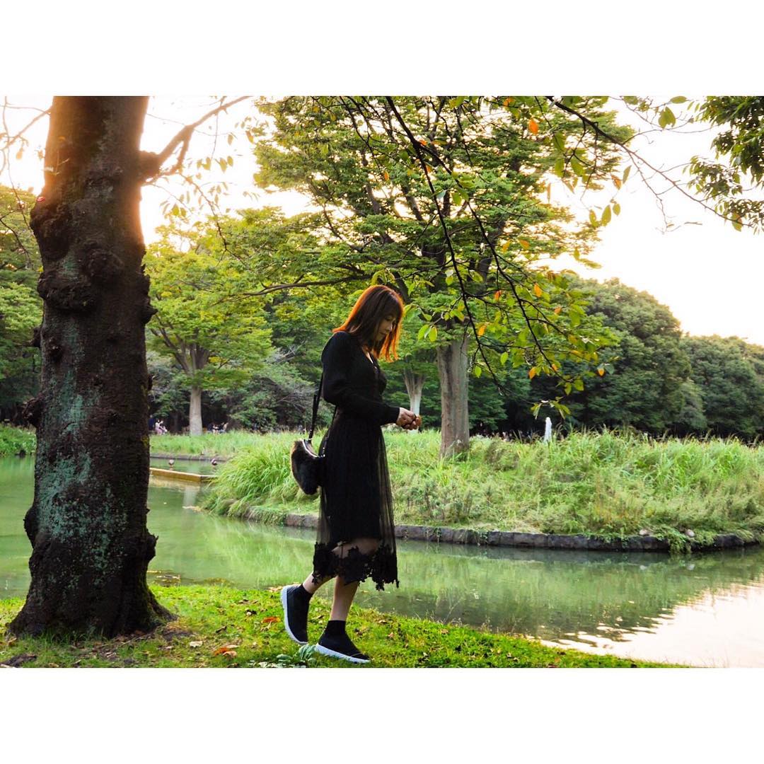 浦野一美 秋を探しに代々木公園へ 発売されたばかりのuniqlo ｕ 話題の3dメリノのｖネックワンピースに レースのスカートを合わせてみました 着心地の良さにも Moe Zine