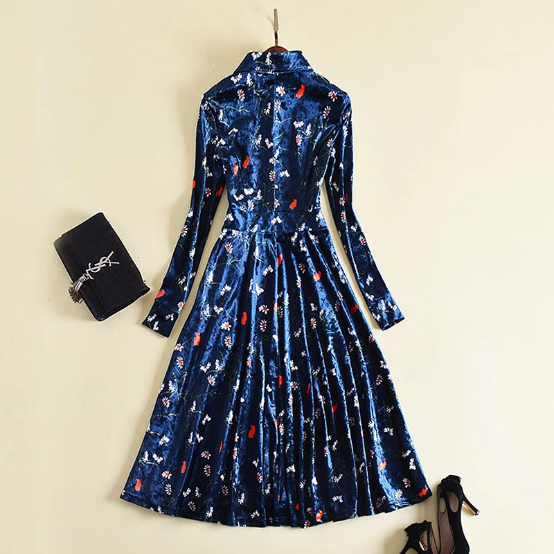 瀬戸早妃 先ほどポストしたワンピースの お色違い雰囲気が変わりますね ネイビーベルベット レトロフラワーワンピース レトロな雰囲気漂う素敵なワンピース ベルベ Moe Zine