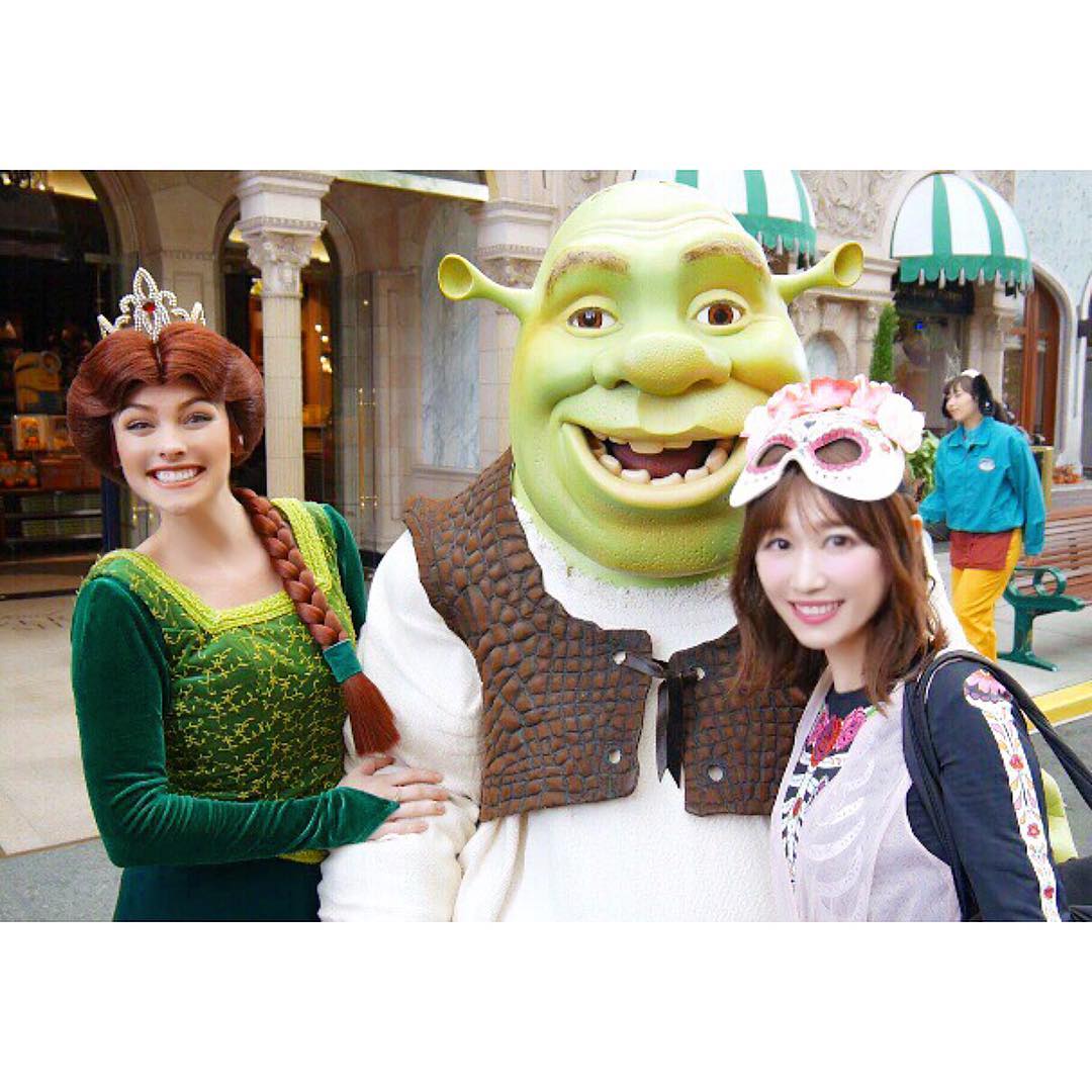 浦野一美: . 入園してすぐに フィオナとシュレックに初対面 写真でしか見た事が無かったので嬉しかったです♫ #フィオナ#シュレック#Shrek#usj#ユニバーサルスタ... - Moe Zine