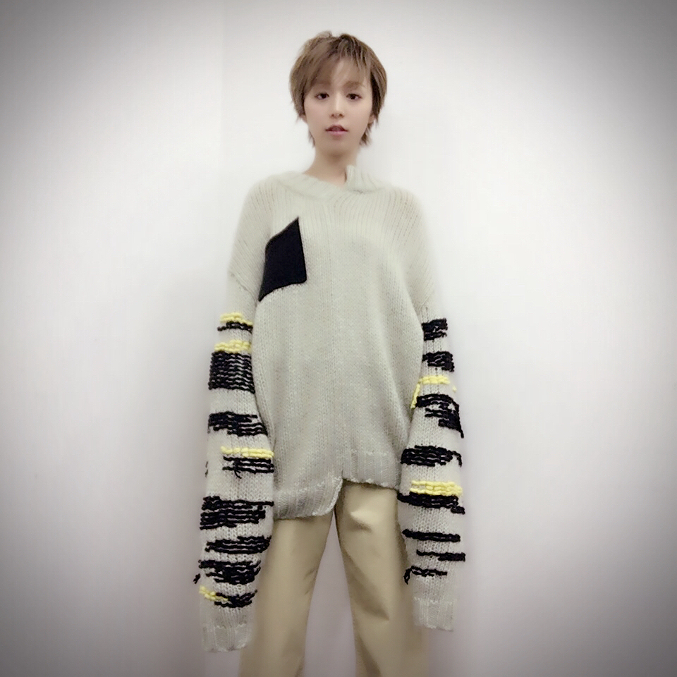 平野綾 『東京暇人』の収録で着ただぼだぼニット♡ 恐竜みたい！ 明日は『レディ・ベス』夜公演です 来週の今頃は東京千穐楽。 1ヶ月あっと