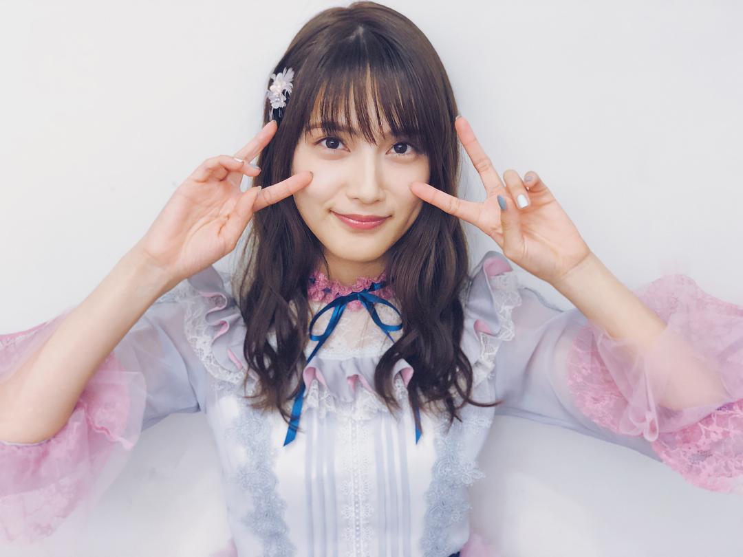 入山杏奈 11月のアンクレット 新衣装。 ラブリーだけどスモーキーカラーでおしゃ︎ . mステ akb48 akb衣装... Moe Zine