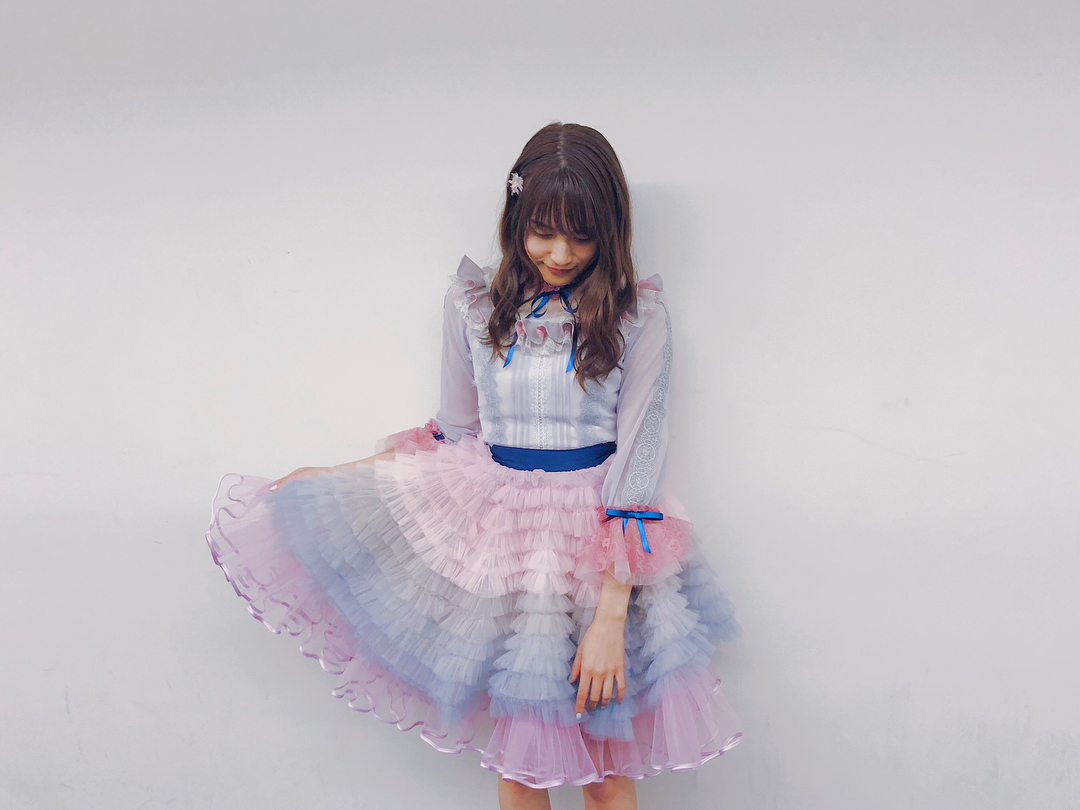 入山杏奈 11月のアンクレット 新衣装。 ラブリーだけどスモーキーカラーでおしゃ︎ . mステ akb48 akb衣装... Moe Zine