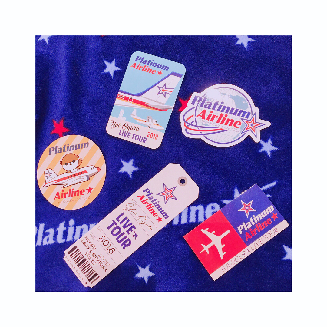 小倉唯 Platinum Airline のグッズより こちらは トランプとステッカー 下に敷いているのはブランケットだよ みなさんを 素敵な旅に導けるフライトにでき Moe Zine 小倉唯 Platinum Airline のグッズより こちらは トランプとステッカー 下に敷いているのはブランケットだよ みなさんを 素敵な旅に導けるフライトにでき Moe Zine