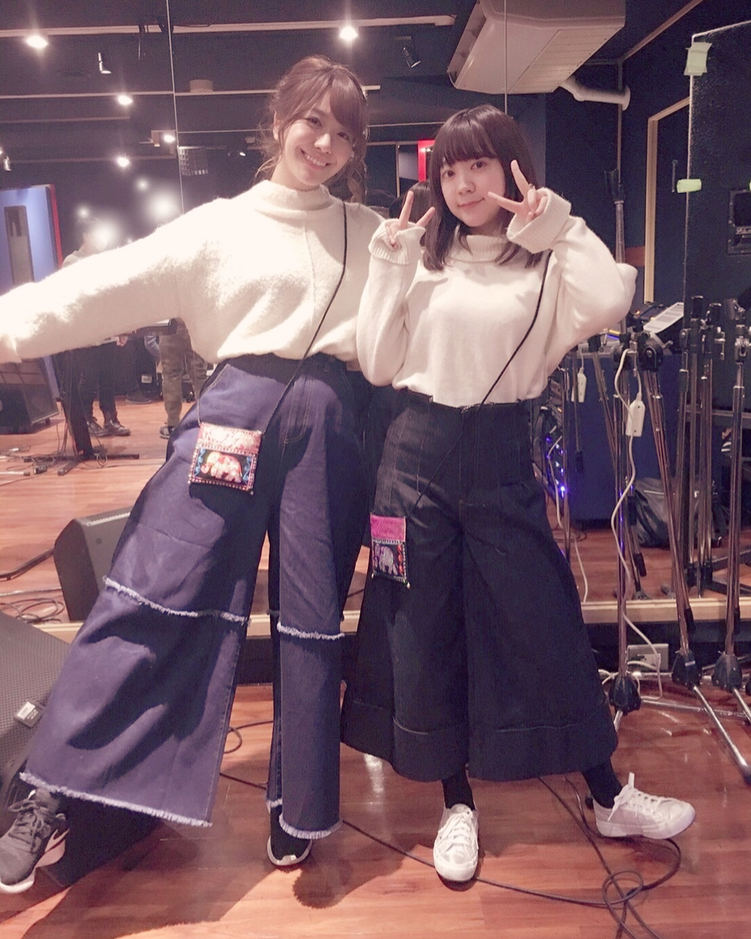 寺川愛美 あやさと双子コーデ 偶然すぎてすごい 白ニットにハイウエストデニムパンツ Ootd Rosebud Iami Nike Moe Zine