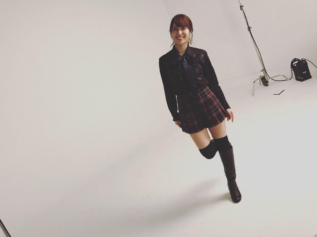 寺川愛美 リスアニライブパンフオフショット スタイリストさんがコーディネートしてくれました 感謝です 4人でチェックお揃いです 私はライブでも ニーハイ履きますが 撮影で Moe Zine