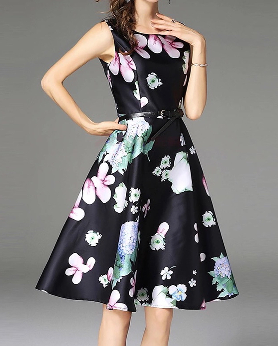 瀬戸早妃 モントレゾール 発売中の 紫陽花柄ミックスフラワーのワンピース これからの暑い季節にぴったり ブラックベースの花柄デザインは 何かとコーデしやすくて Moe Zine