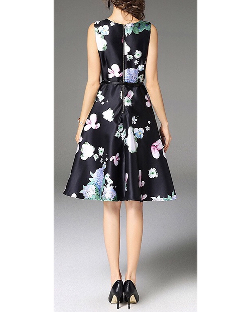 瀬戸早妃 モントレゾール 発売中の 紫陽花柄ミックスフラワーのワンピース これからの暑い季節にぴったり ブラックベースの花柄デザインは 何かとコーデしやすくて Moe Zine