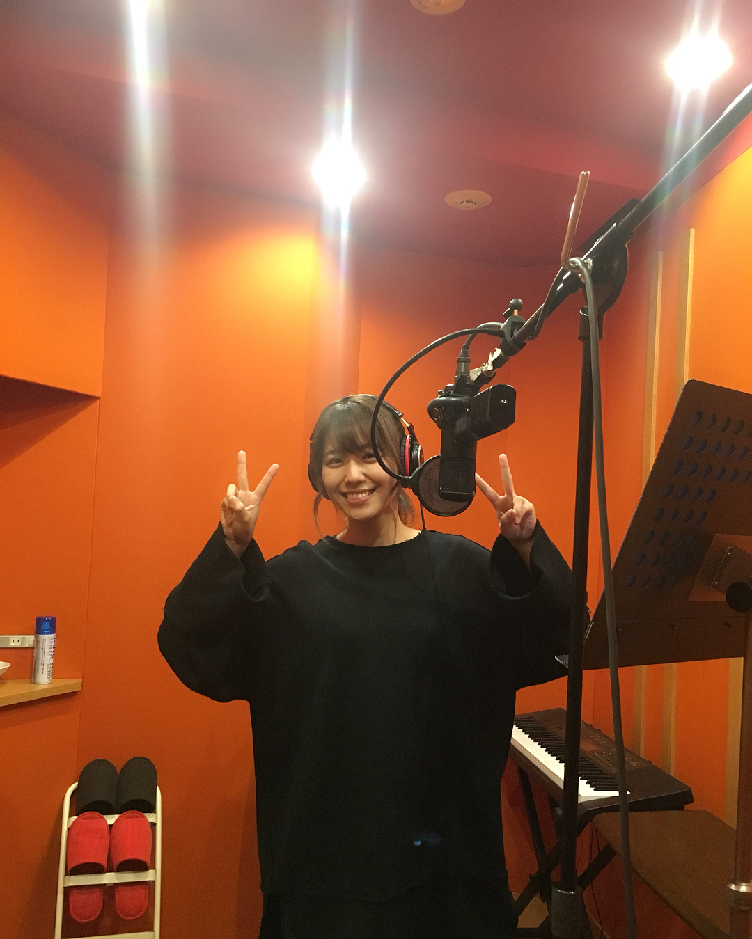 寺川愛美 とある日のレコーディング風景 たのしく歌えて嬉しいです レコーディングの時ってその時によってマイクが違うのですが このマイクの時はとっても歌いやすいです 相性 Moe Zine 寺川愛美 とある日のレコーディング風景 たのしく歌えて嬉しいです レコーディングの時ってその時によってマイクが違うのですが このマイクの時はとっても歌いやすいです 相性 Moe Zine