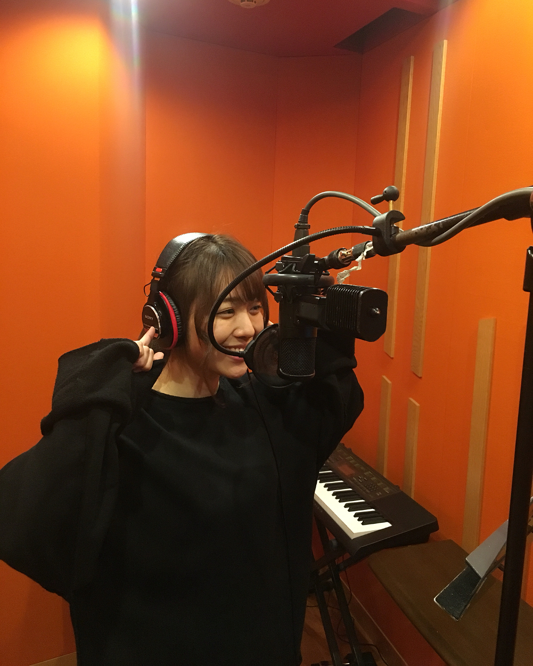 寺川愛美 とある日のレコーディング風景 たのしく歌えて嬉しいです レコーディングの時ってその時によってマイクが違うのですが このマイクの時はとっても歌いやすいです 相性 Moe Zine 寺川愛美 とある日のレコーディング風景 たのしく歌えて嬉しいです レコーディングの時ってその時によってマイクが違うのですが このマイクの時はとっても歌いやすいです 相性 Moe Zine