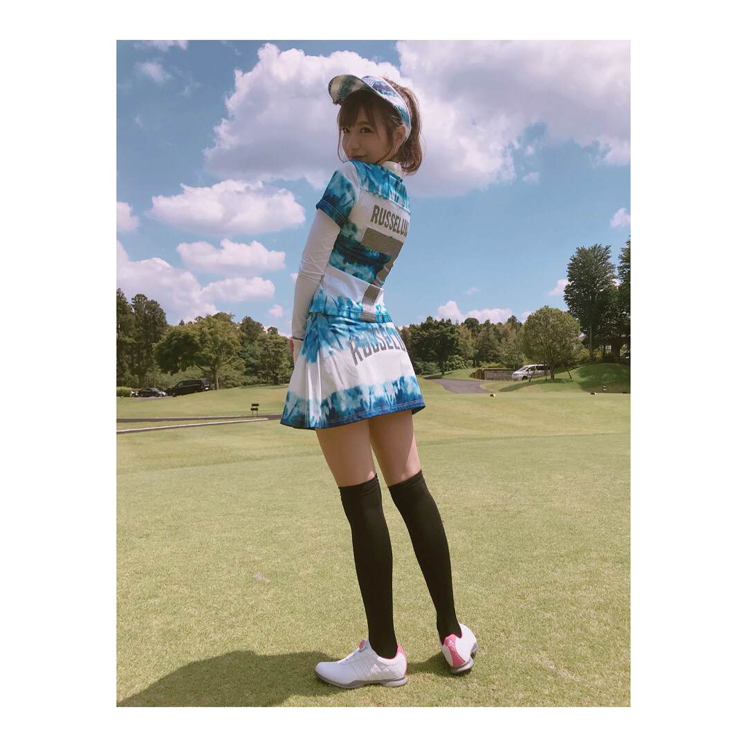 星島沙也加 バックスタイルもかわいいブルーのウェアは Russeluno だよ Golf ゴルフ ゴルフ女子 ゴルフコーデ Ootd Outfit さや服 Moe Zine