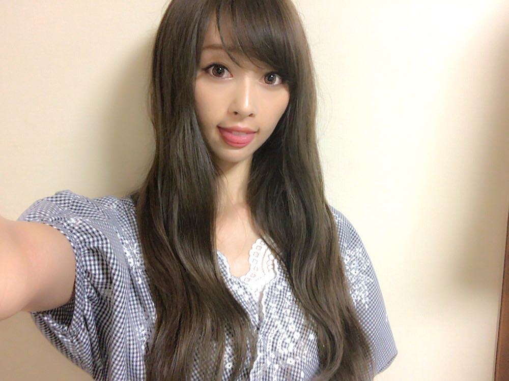 林紗久羅 Attic By Schritt で髪色を落ち着かせてもらいました 今日の仕事先でみんなから良い色って褒められて嬉しい W 19歳からお世話になっ Moe Zine