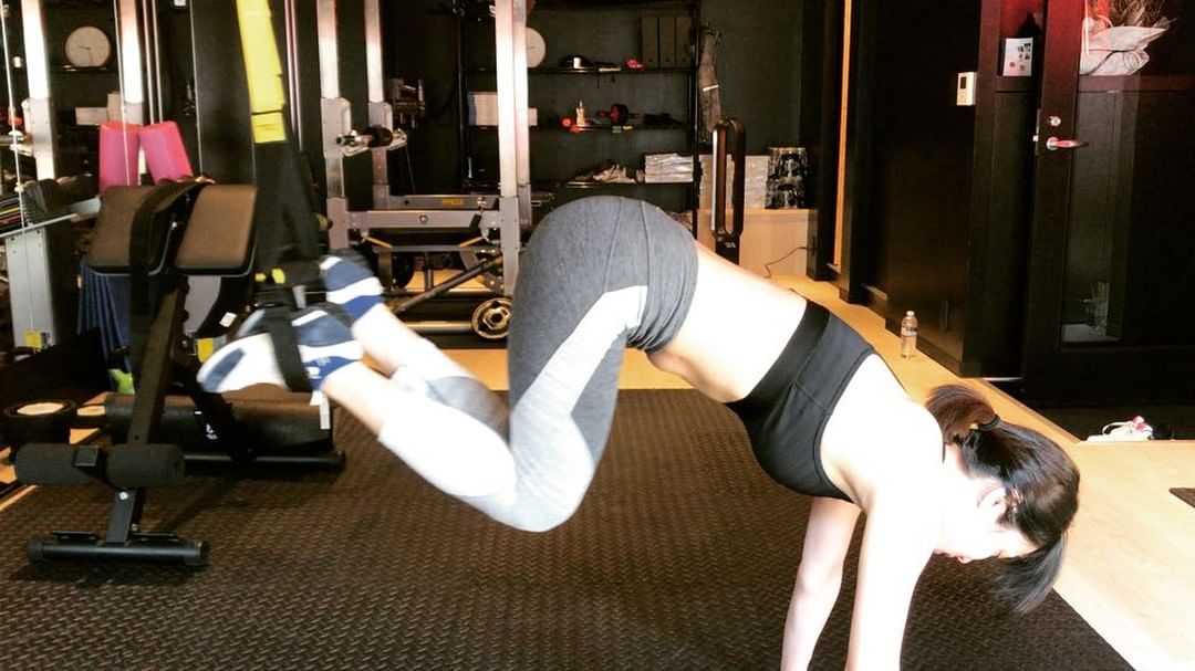 今野杏南 マヤちゃんに 杏南は身体能力高いから と言われ 新しいトレーニング教えてもらいました これがめちゃめちゃキツかった笑 翌日は 笑う だけで腹筋痛くて なんな Moe Zine