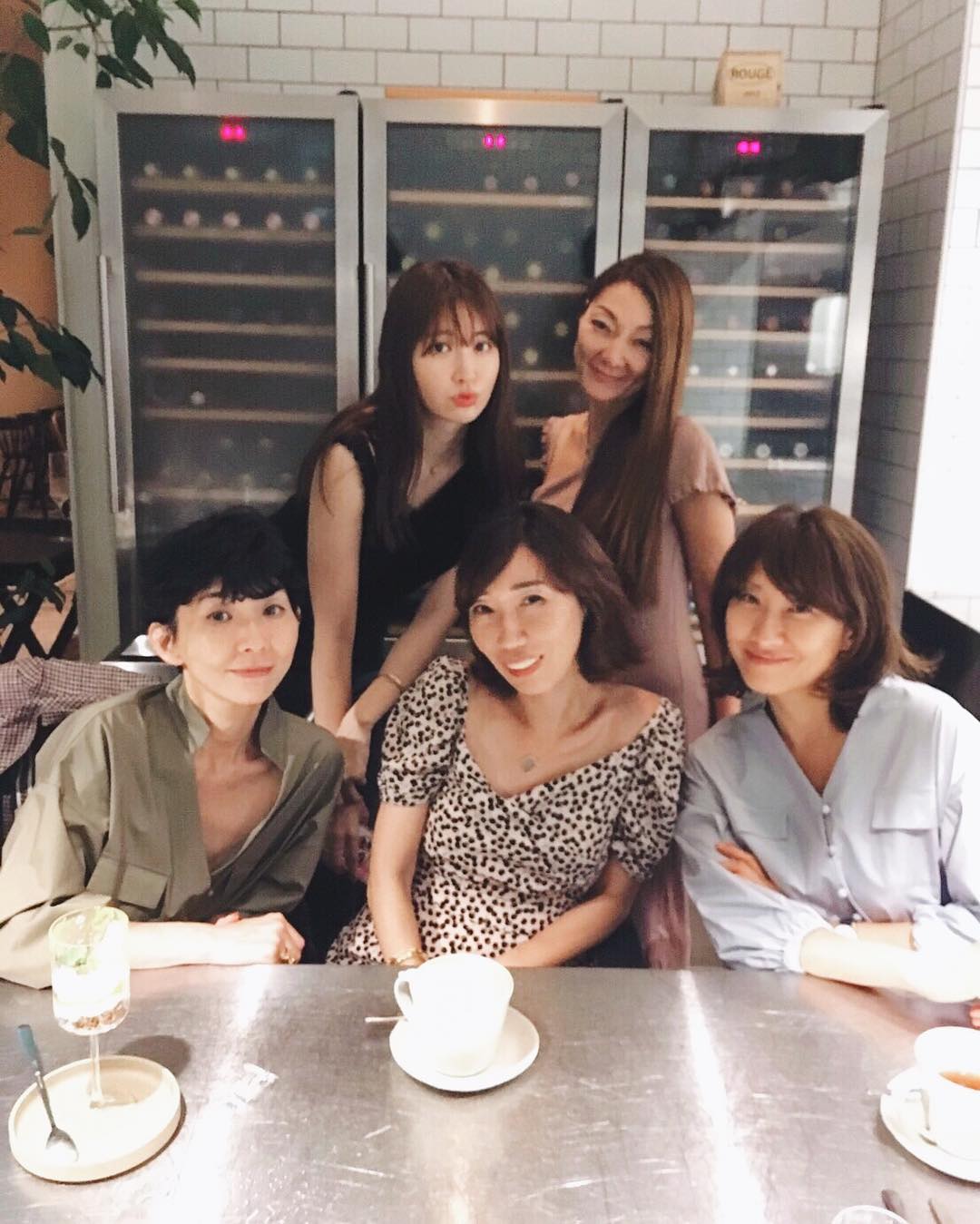 小嶋陽菜 今日は大好きなファッションの先輩のお姉さま方とdinner Herliptoのドレスを着てくださって嬉しい いままで自分が着たり スタッフ Instaでタ Moe Zine