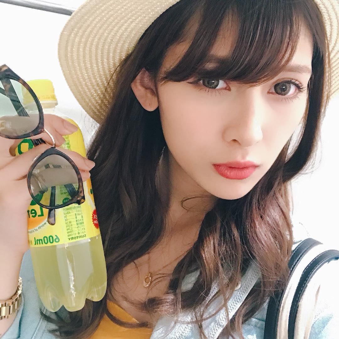 アンジェラ芽衣 暑いよ 暑いよ 日焼け止め塗りたくってるのに気持ち焼けた気がするよ 紫外線の暴力だよ アア アンジェラ芽衣 18 18年 自撮り Moe Zine