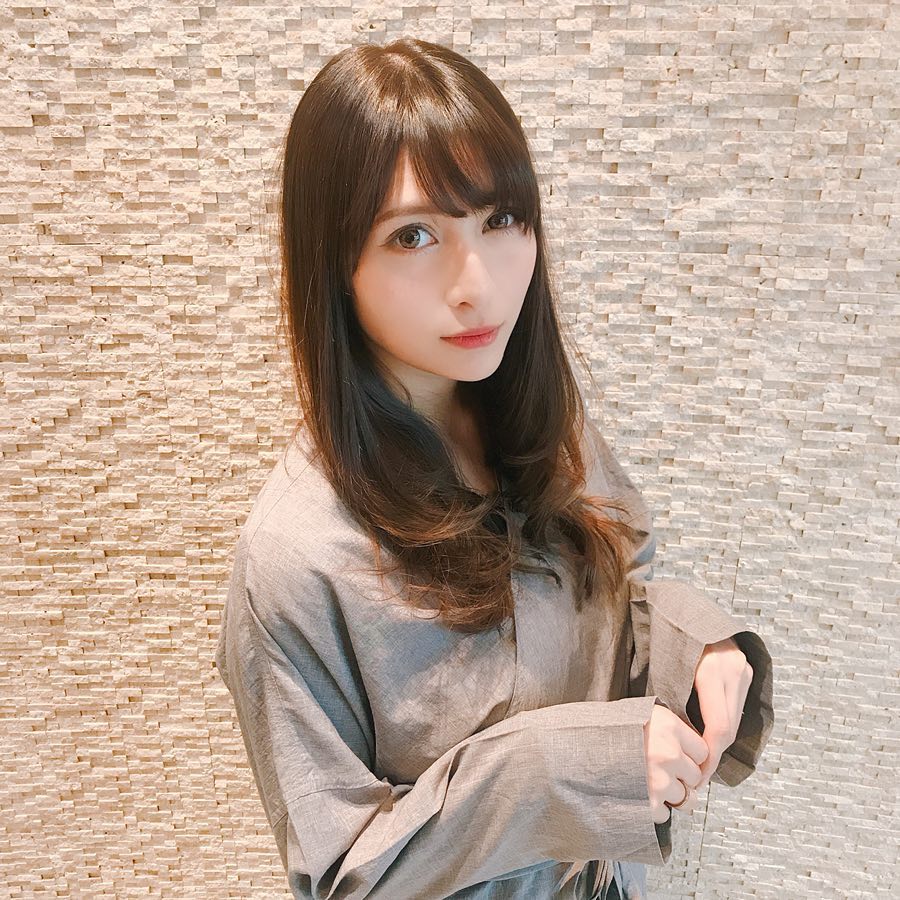 アンジェラ芽衣 美容室いってきた 髪サラサラ うれしい 色も透明感可愛い W アンジェラ芽衣 18 18年 写真 Photo Moe Zine