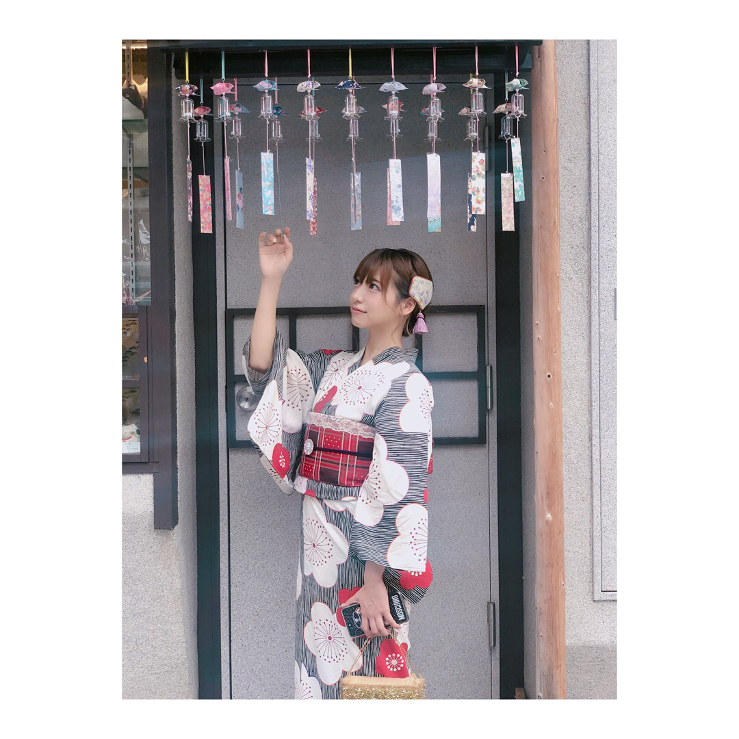 星島沙也加 せっかくインスタグラマーさんみたいな写真たくさん撮ってもらったのに 携帯が常に写り込んでる 浴衣カップルを横目に 浴衣デートとかしてみたい人生でした Moe Zine