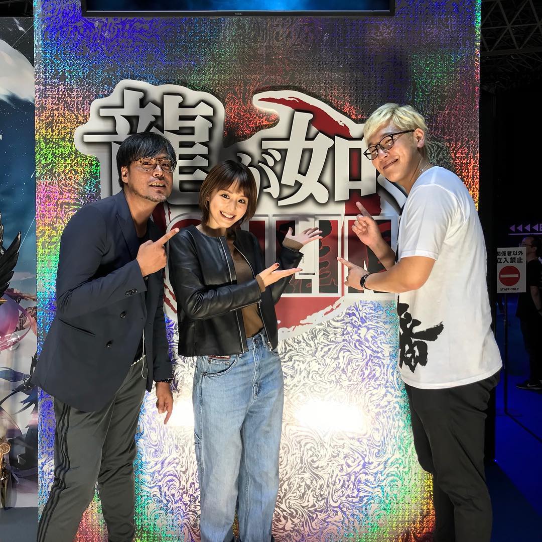 平野綾 急遽 龍が如く Online のブースにも顔を出してきました Segaの横山さんに声を掛けていただきました 帰り際だったので 私服ですみません 龍のキャラクタ Moe Zine