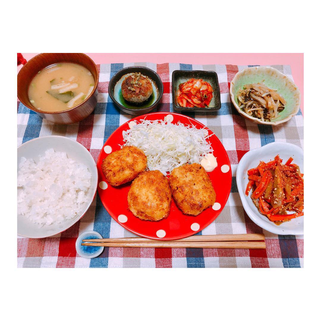 朝香りほ 台風の気晴らしに無心で潰した じゃがいもでコロッケ作りました あと きんぴらごぼうともやしナムルです ついでに小さい玉ねぎも素揚げしました またもや自炊 Moe Zine 朝香りほ 台風の気晴らしに無心で潰した じゃがいもでコロッケ作りました あと きんぴらごぼうともやしナムルです ついでに小さい玉ねぎも素揚げしました またもや自炊 Moe Zine
