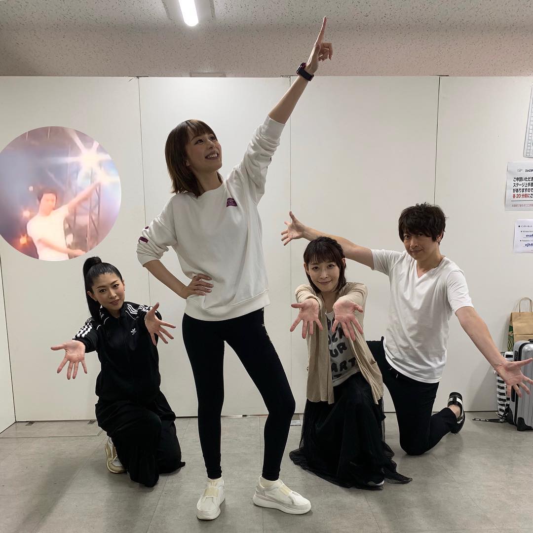 平野綾 Mbsアニメフェス 別作品のシークレットゲストに小野さんがいらっしゃった為 Sos団が4人揃った ということで いつものハレ晴レラスト ポーズ4人ver Moe Zine