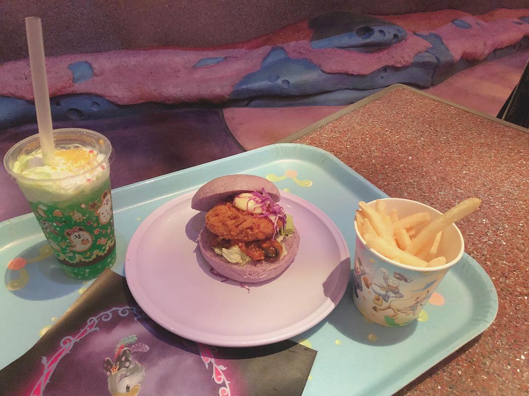 濵松里緒菜 ハロウィンスペシャルのクリームコロッケハンバーガー 美味しかった ディズニーシー ディズニーランド ディズニー 夢の国 ハ Moe Zine