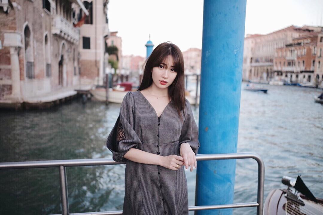 小嶋陽菜 このワンピース お気に入り Venice ベネチア Herlipto Moe Zine