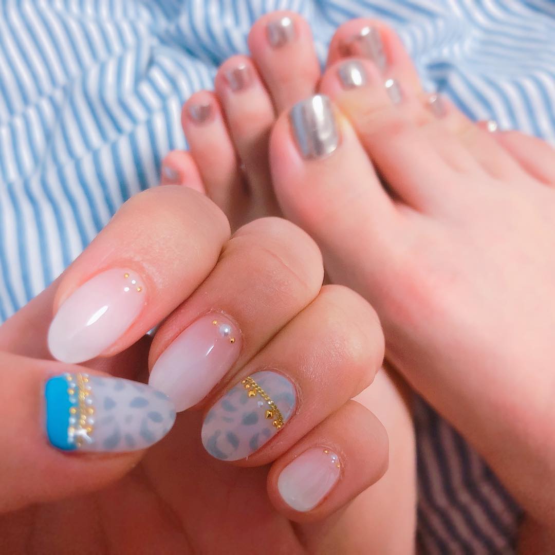 大家志津香 New Nail いつもお世話になっている 代官山の Ruby Onyxさんでっ フットはシンプルにミラーのみ 最近水色好きが加速し Moe Zine