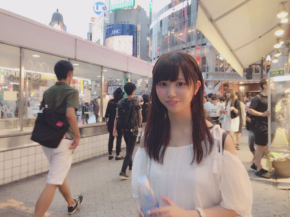 佐藤芽衣 Aka 楠ろあ Aka 楠露亚 ふとした時マネージャーさんが撮ってくれた写真なんだけど意地悪なスネ夫の顔してるなんだろうなんだろうなこの顔 Moe Zine