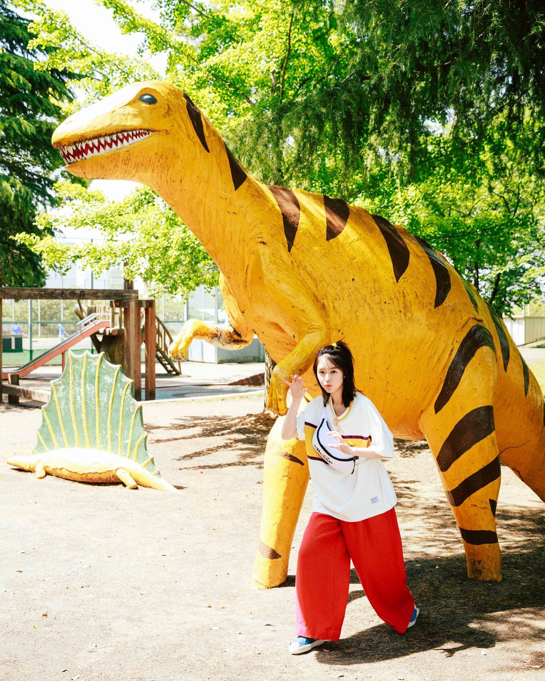 唐田えりか Mini発売中です 撮影のときから恐竜絵文字にハマっております 笑 カメラマンのとうげっち先生と遊んでもらいました 今回もスタイリストのマ Moe Zine