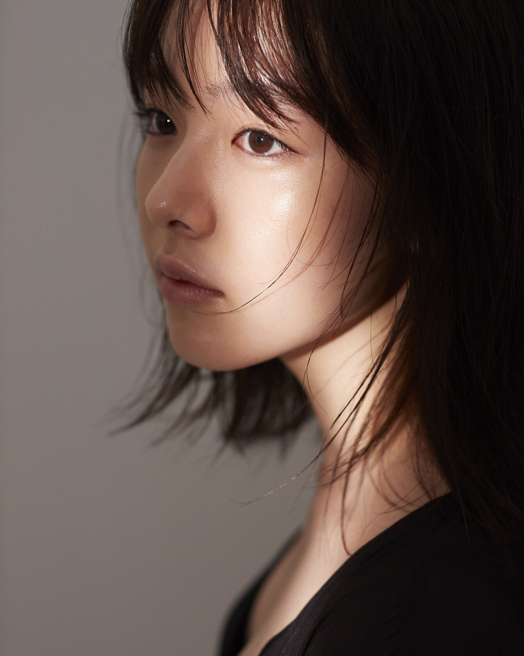 @唐田えりか: 「原色美女図鑑」 沢山の方から感想頂けて嬉しいです…(;_;) "寝ても覚めても"の朝子になって挑んだ撮影。 この最後の黒の