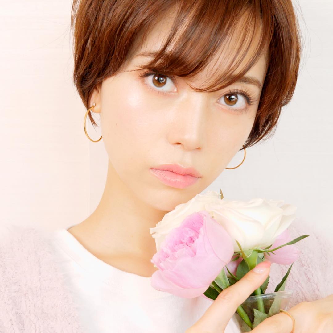 佐藤優里亜 ショートヘアの巻き髪 Youtubeにアップしました ふんわり毛先と表面を巻くだけで印象だいぶ変わります ダイアンボヌール限定商品のローズドメイの香 Moe Zine