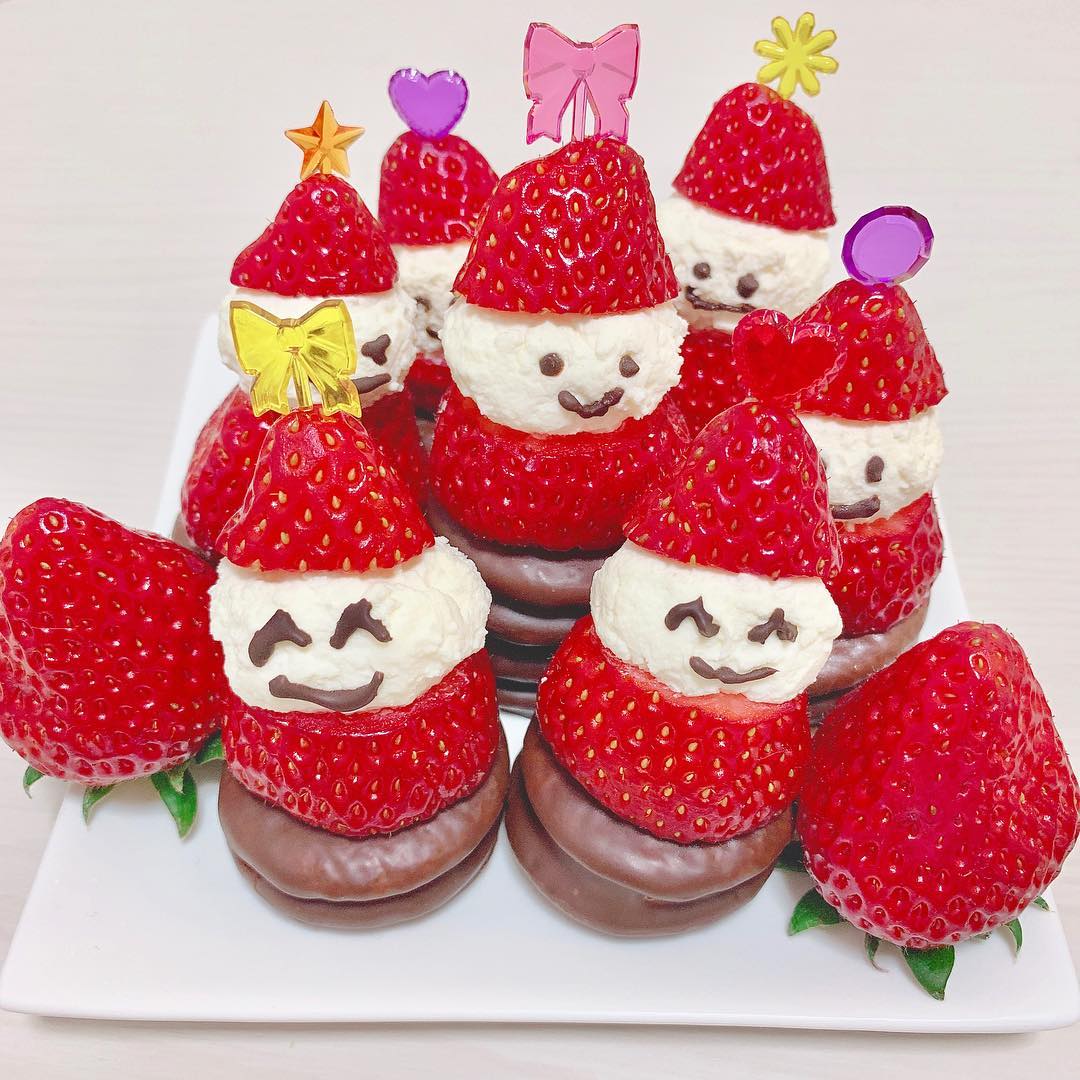 古賀哉子 いちご半分に切って 生クリームにチョコペンで 顔かいただけだよ 帽子の飾りは100均でみつけたっ クリスマスパーティーにぜひ Moe Zine 古賀哉子 いちご半分に切って 生クリームにチョコペンで 顔かいただけだよ 帽子の飾りは100均でみつけたっ クリスマスパーティーにぜひ Moe Zine
